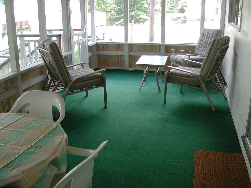 Birch Cliff Lodge On Baptiste Lake Highland Grove 객실 사진