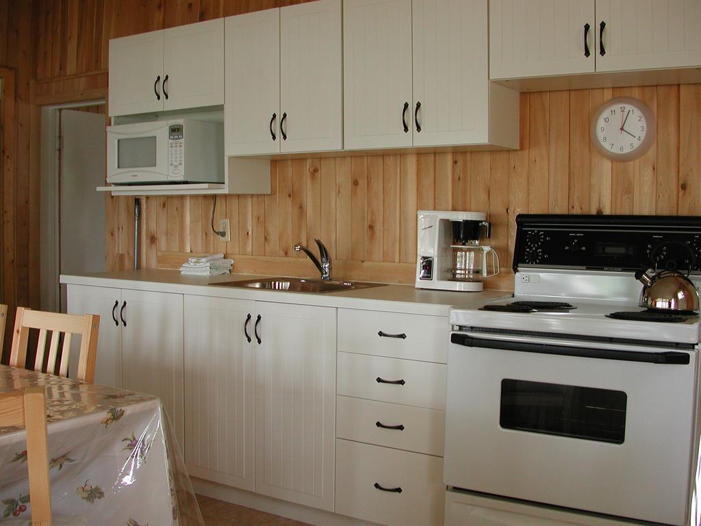 Birch Cliff Lodge On Baptiste Lake Highland Grove 객실 사진